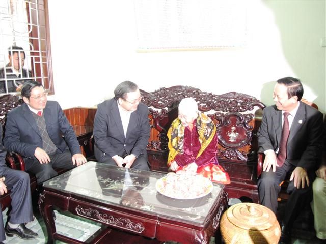 ថ្នាក់ដឹកនាំទៅជូនពរឆ្នាំថ្មីនៅដំបន់នានា